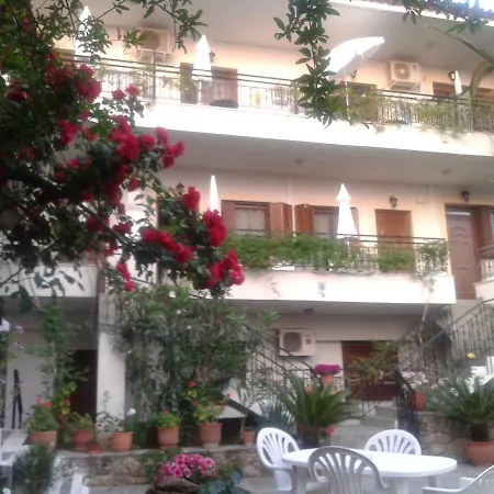 Ostria Maisonettes And * Stoúpa